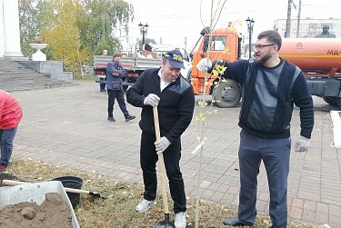 Депутаты вышли на субботник